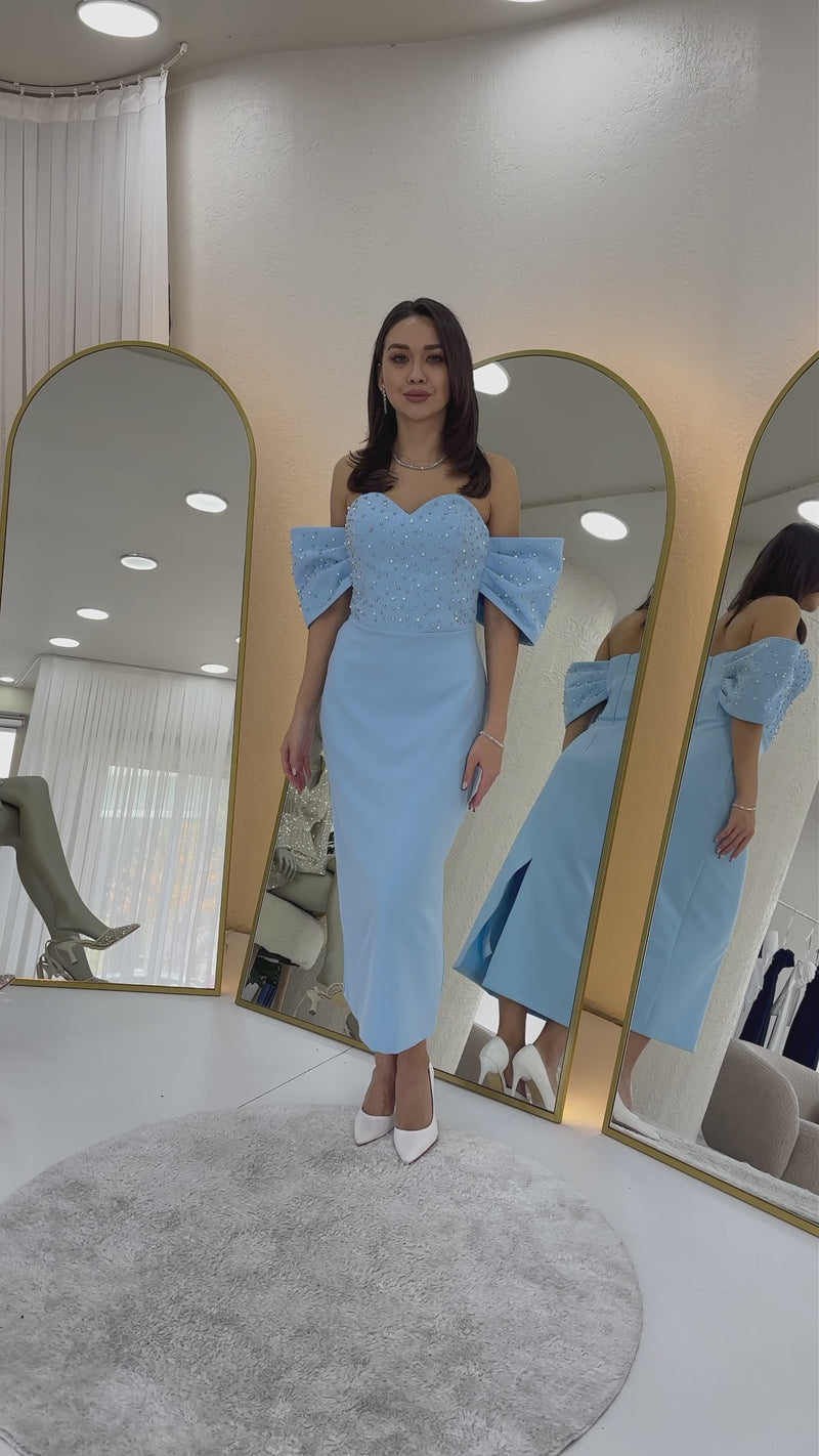 Straplez Yaka Düşük Kol İncili Midi Boy Abiye Elbise