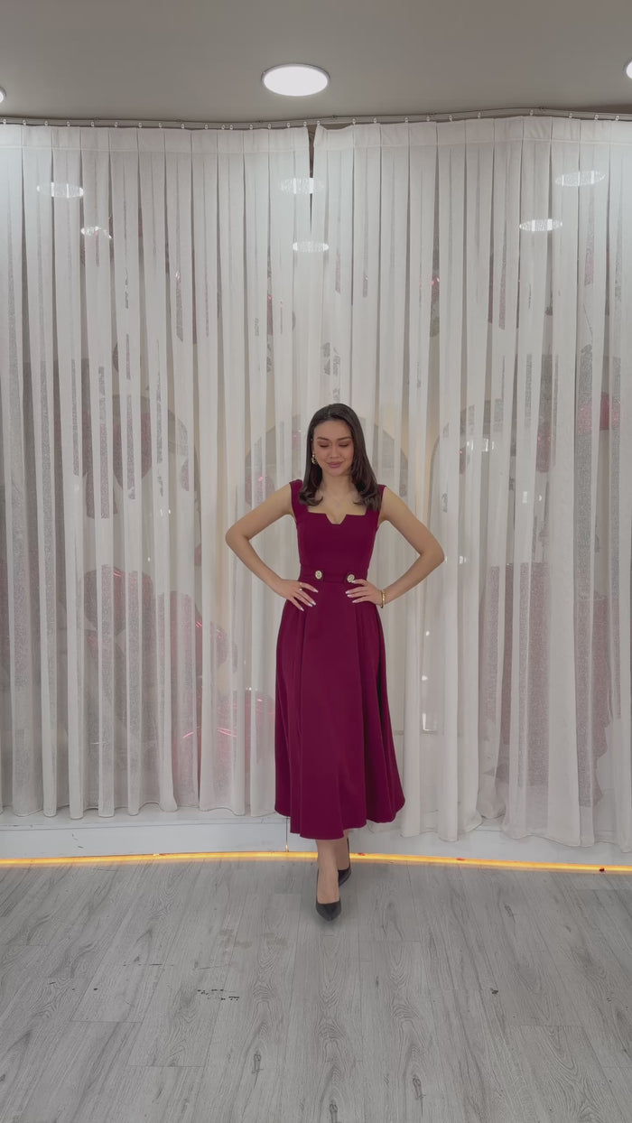 Kare yaka düğme detaylı midi boy elbise tanıtım videosu, model üzerinde
