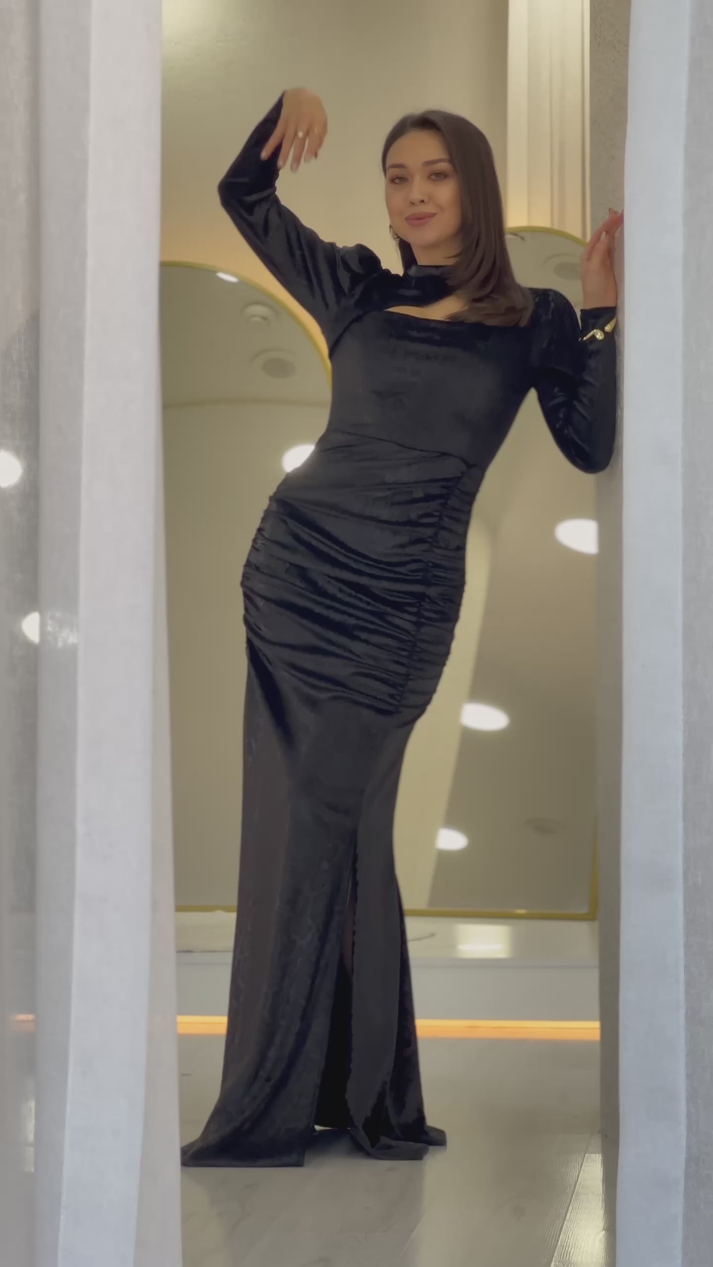 Siyah Yaka Dekolteli Kadife Dokulu Drapeli Yırtmaçlı Abiye Elbise