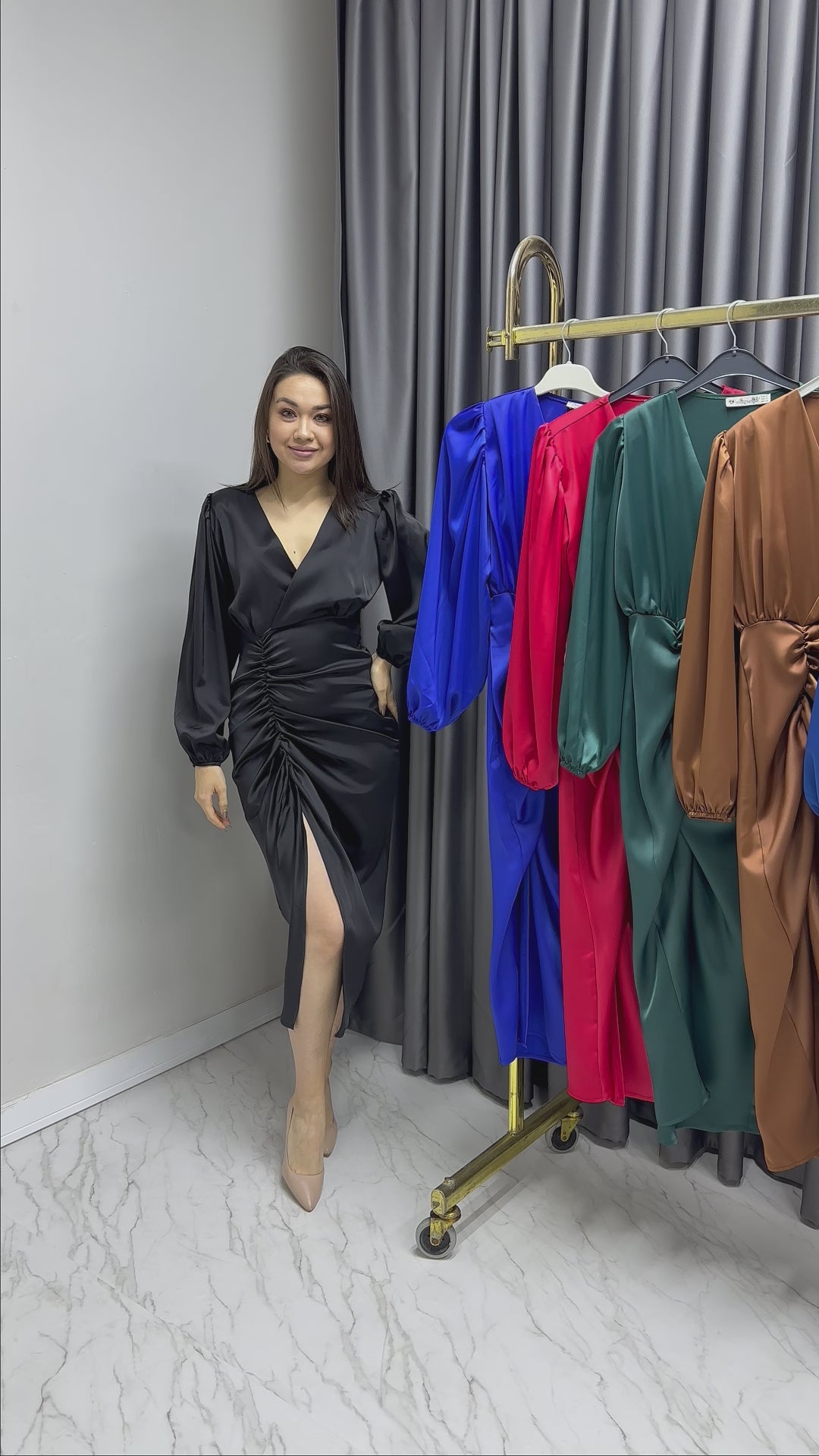 Siyah Kadın Saten Kruvaze Drapeli Yırtmaç Detaylı Balon Kol Büyük Beden Elbise

