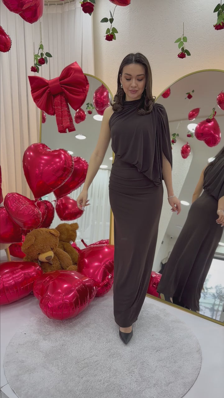 Kahverengi Tek Omuz Drape Detaylı Asimetrik Uzun Elbise