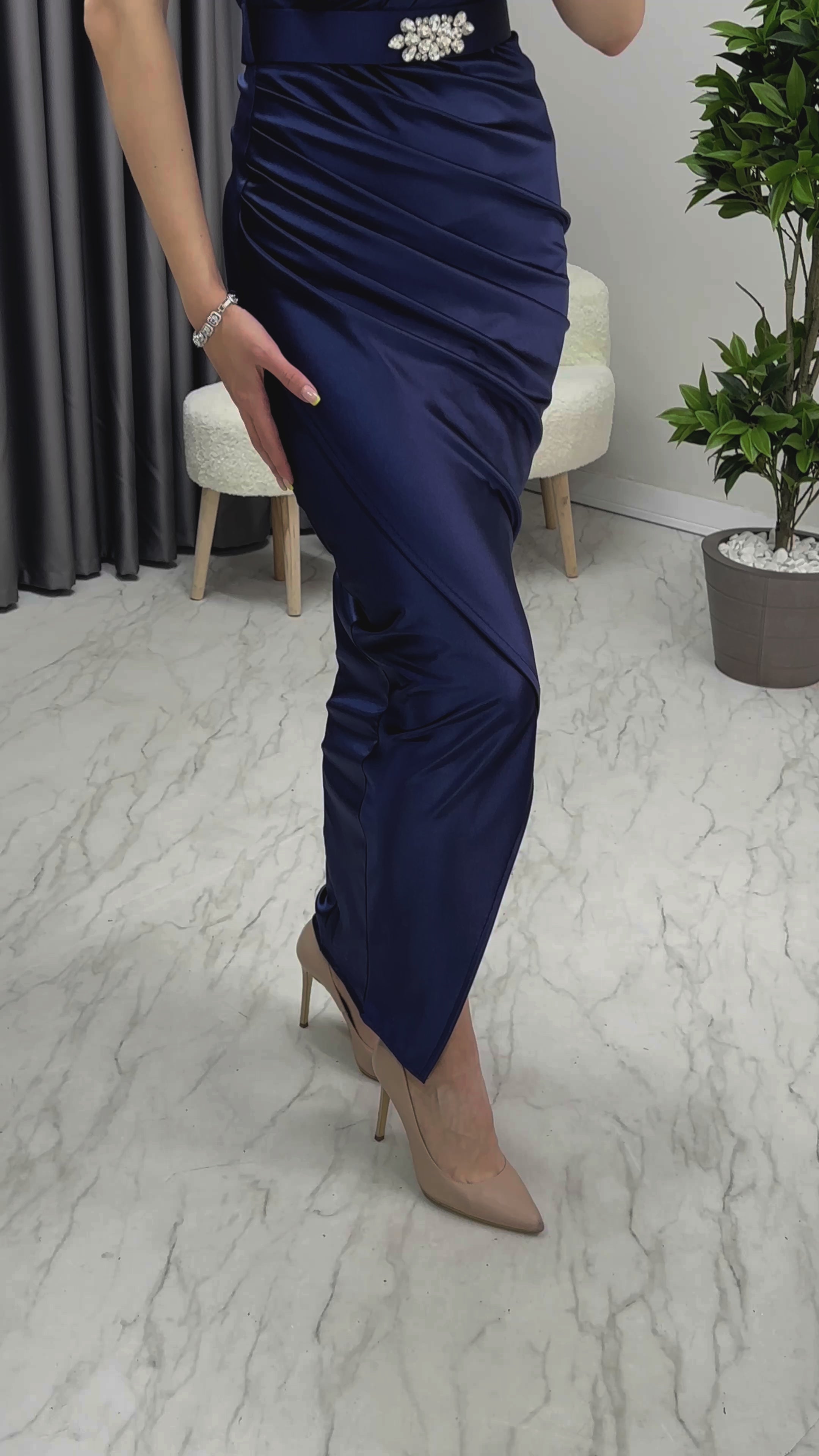 Lacivert Omuz Detay Drapeli Taş Kemerli Saten Abiye Elbise

