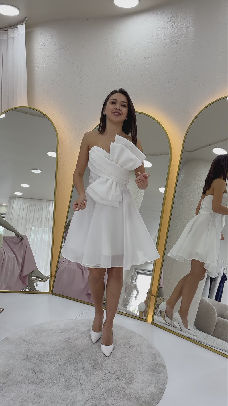 Beyaz Fiyonklu Straplez Mini Kloş Abiye Elbise
Başarılı
