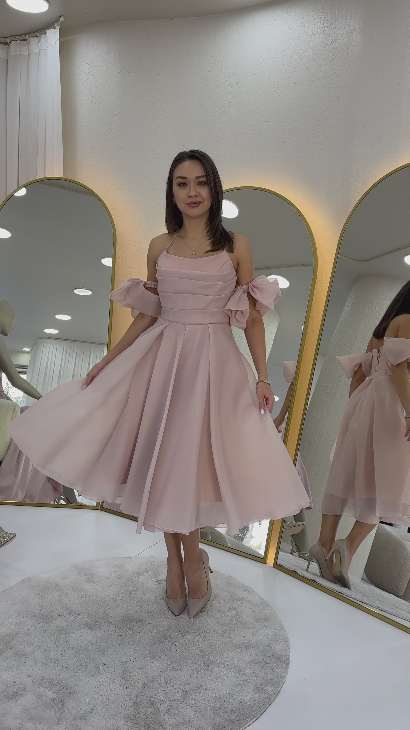  Drapeli Boyundan Bağlamalı Fiyonk Kol Detay Kısa Abiye Elbise