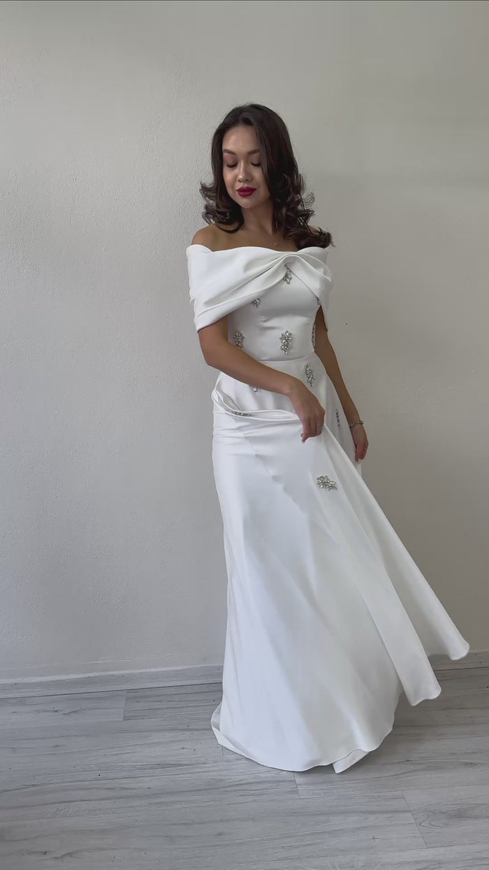 Fiyonk Yaka Taş Detaylı Saten Abiye Elbise