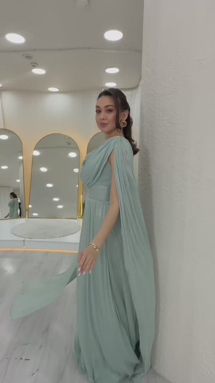 Fuşya Degaje Yaka Dökümlü Pelerin Kollu Uzun Abiye Elbise