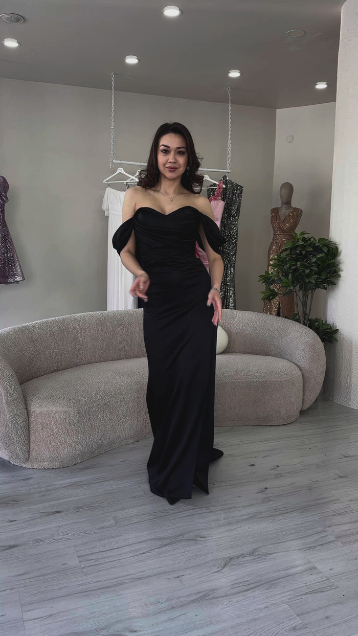 Siyah Sırt Dekolteli Düşük Omuz Drapeli Yırtmaçlı Saten Abiye Elbise