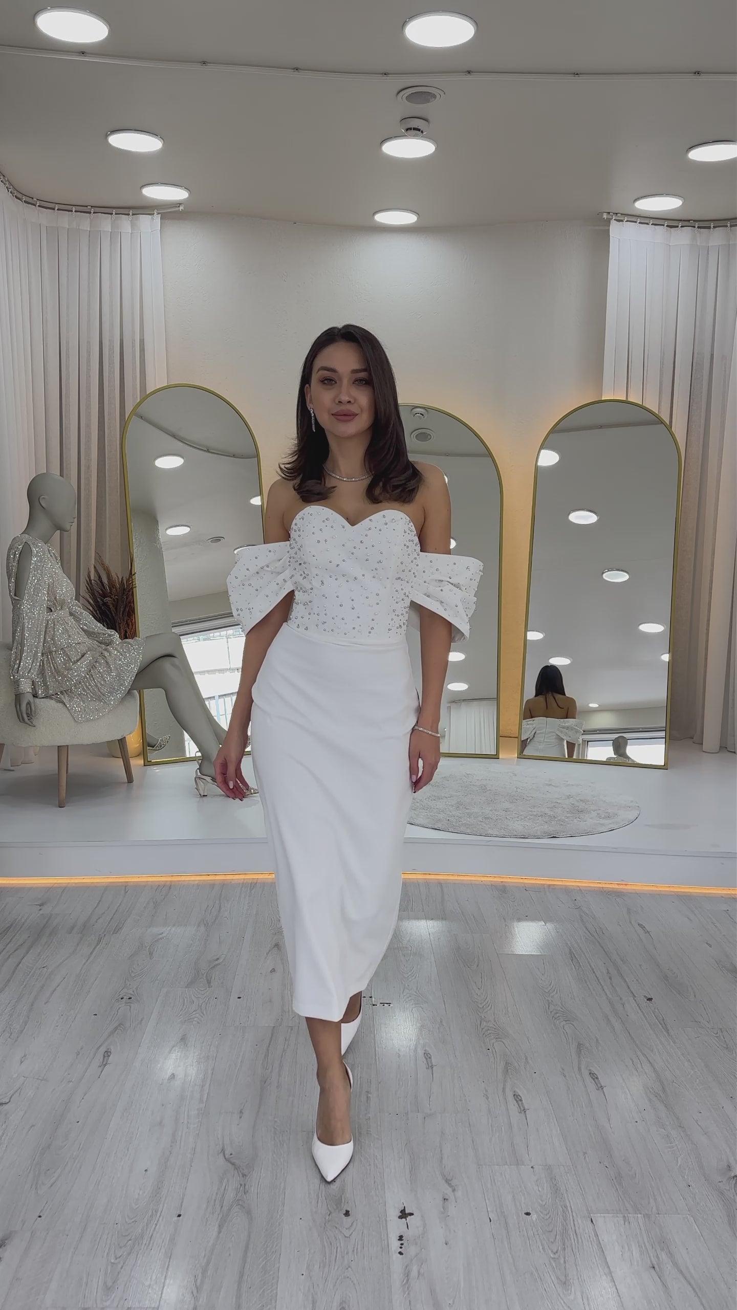 Straplez Yaka Düşük Kol İncili Midi Boy Abiye Elbise