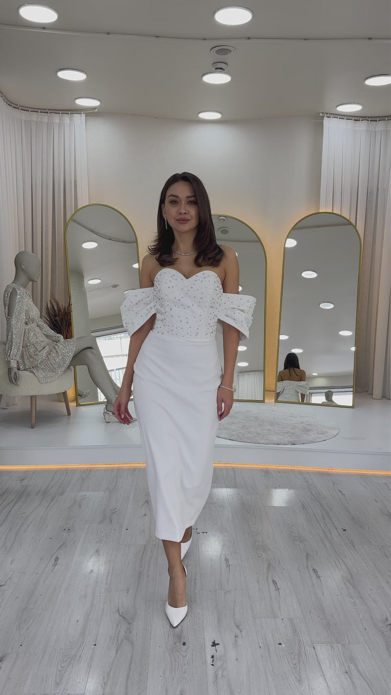 Straplez Yaka Düşük Kol İncili Midi Boy Abiye Elbise