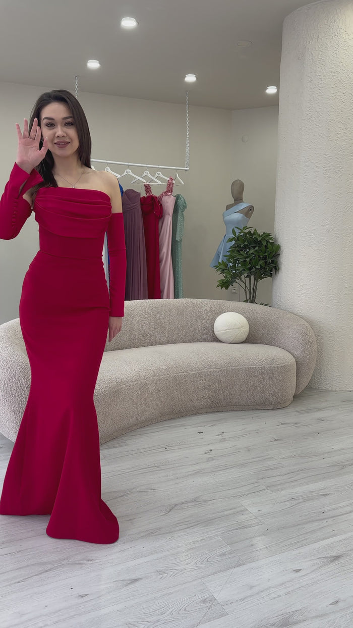 Kadın Kırmızı Straplez Kol Aksesuarlı Balık Saten Alya Elbise