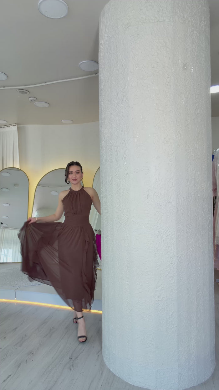 Halter yaka eteği fırfırlı midi boy şifon elbise tanıtım videosu, model üzerinde 