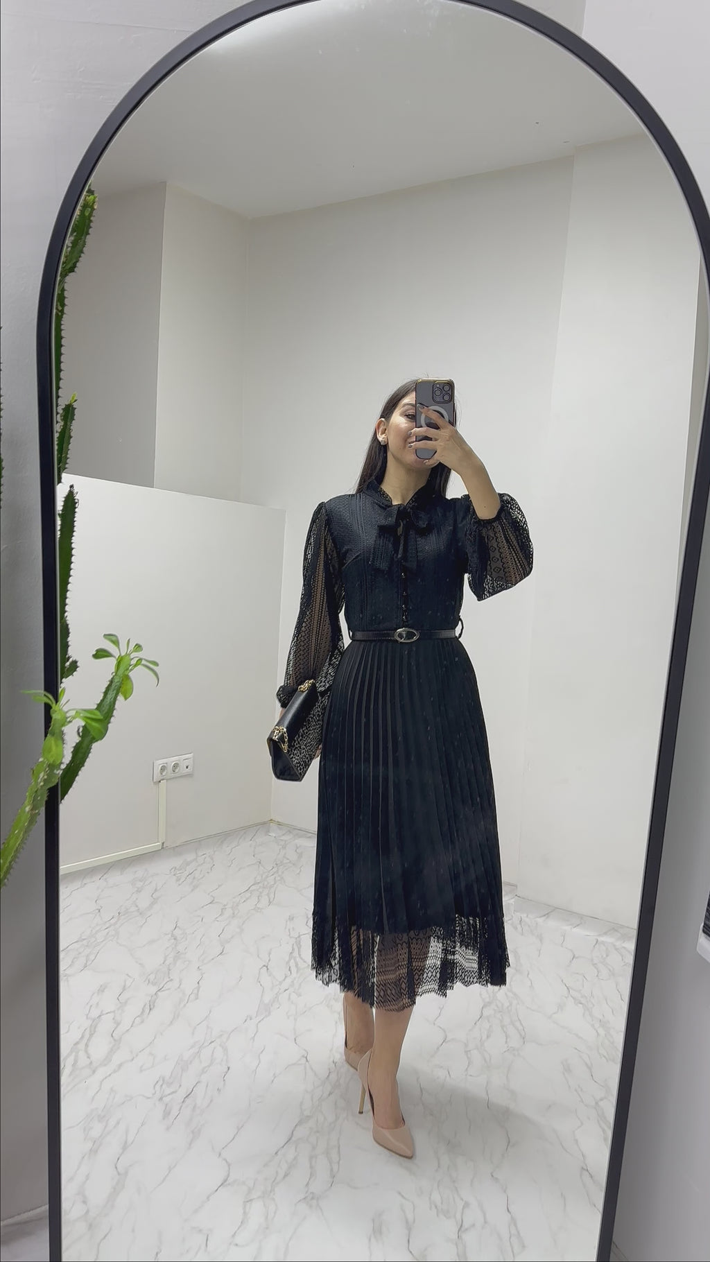 Siyah Boyundan Bağlamalı Fransız Güpür Piliseli Abiye Elbise

