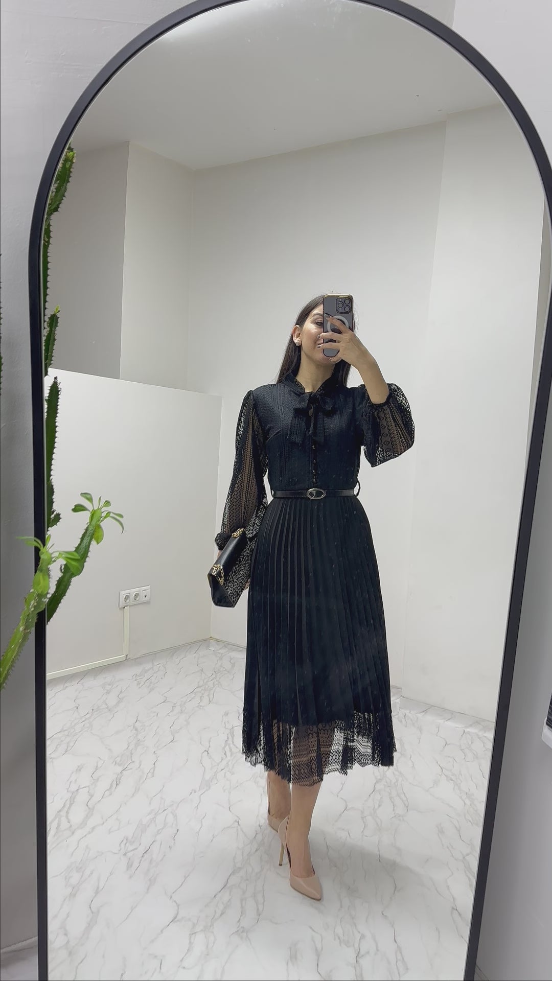 Siyah Boyundan Bağlamalı Fransız Güpür Piliseli Abiye Elbise

