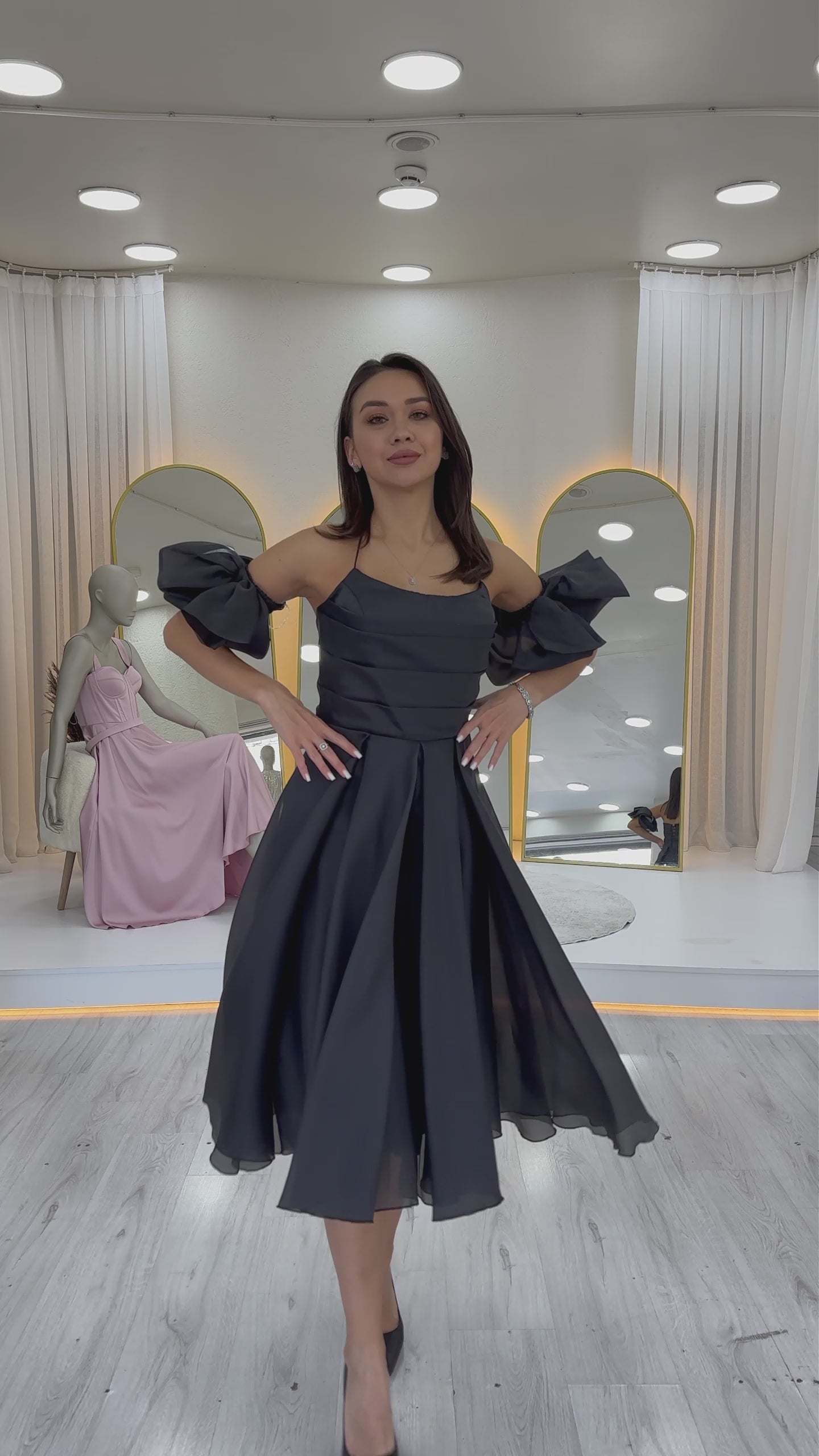  Drapeli Boyundan Bağlamalı Fiyonk Kol Detay Kısa Abiye Elbise