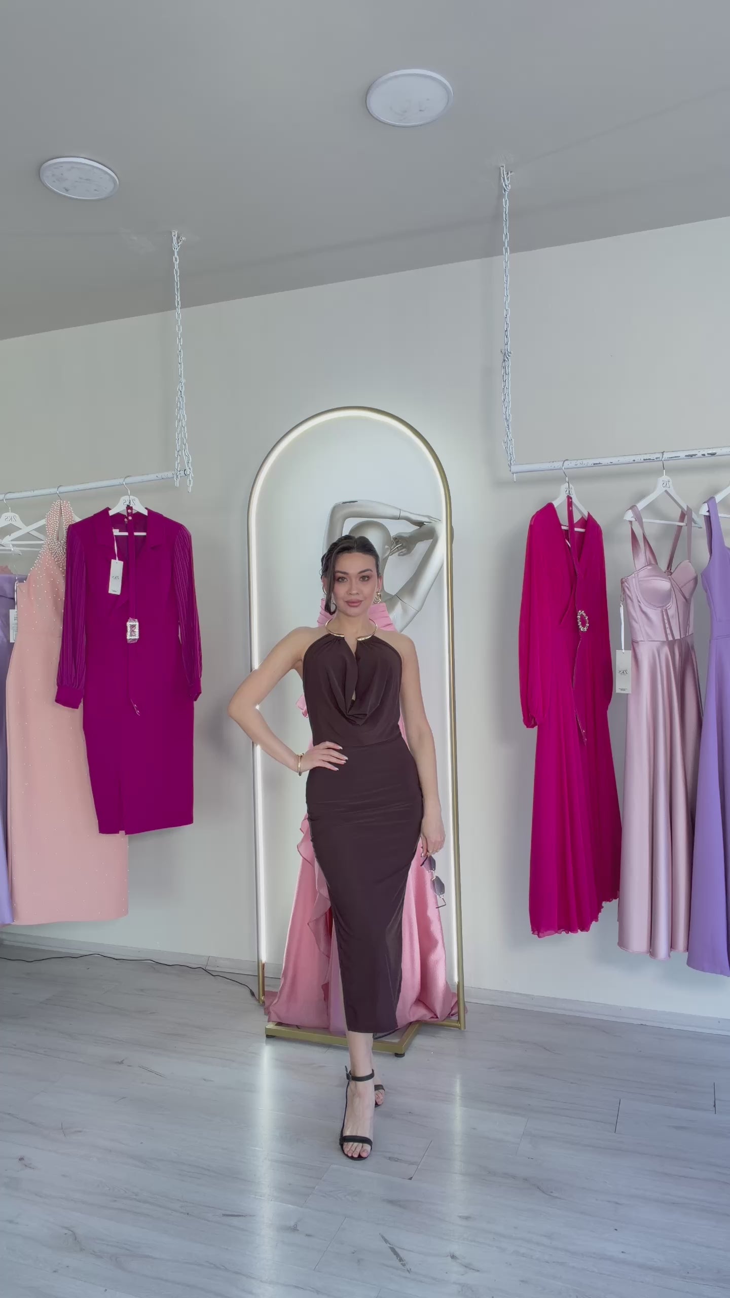 Kahverengi gold aksesuarlı degaje yaka  midi boy elbise tanıtım videosu, model üzerinde