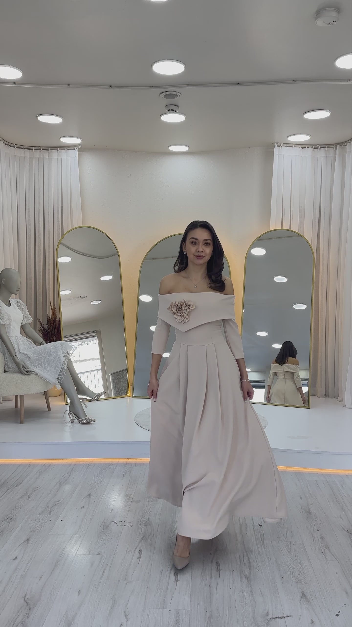 Çıkarılabilir Çiçek Detay Madonna Yaka Midi Boy Elbise