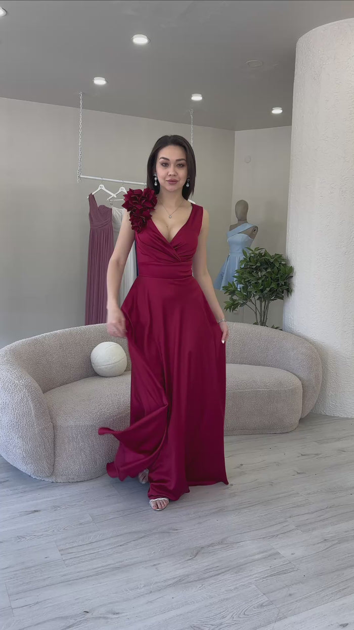 Kruvaze Yaka Omuz Çiçek Detaylı Saten Abiye Elbise