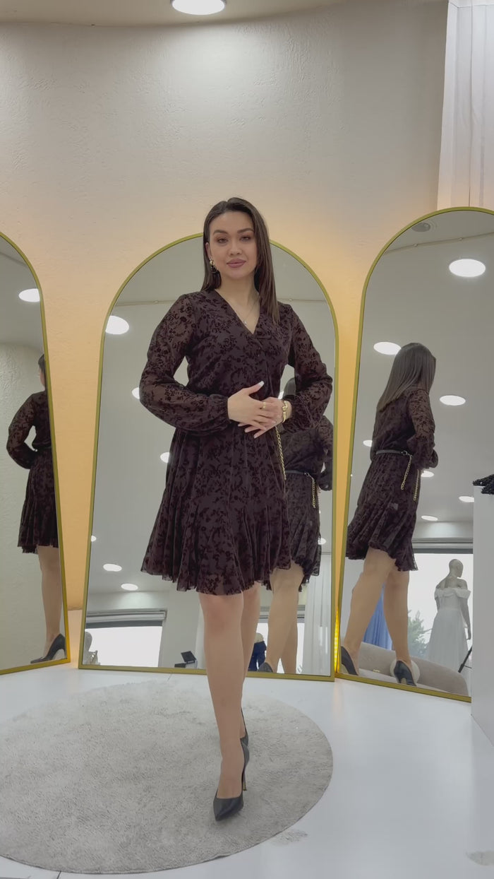 Kahverengi kemerli kruvaze yaka elbise tanıtım videosu, model üzerinde