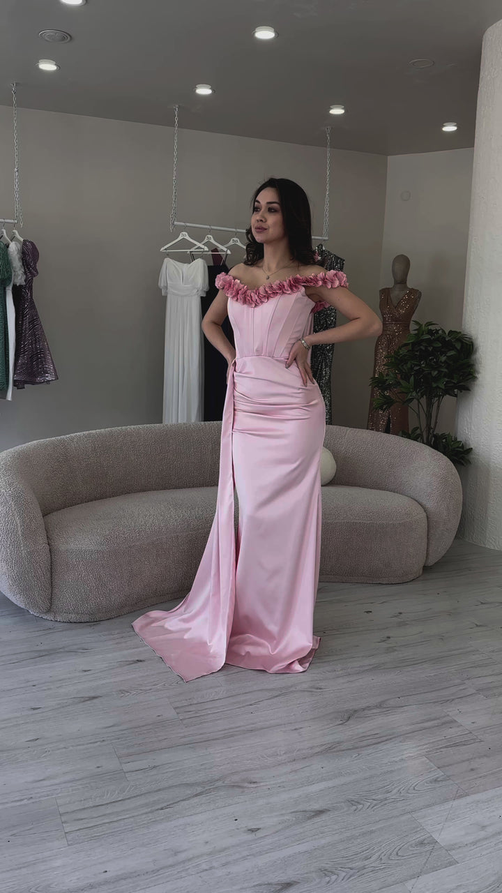 Pudra  Çiçekli Kayık Yaka Drapeli Yırtmaçlı Saten Abiye Elbise