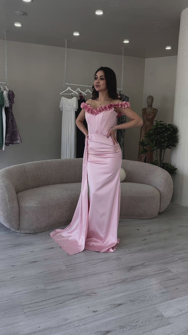 Pudra  Çiçekli Kayık Yaka Drapeli Yırtmaçlı Saten Abiye Elbise