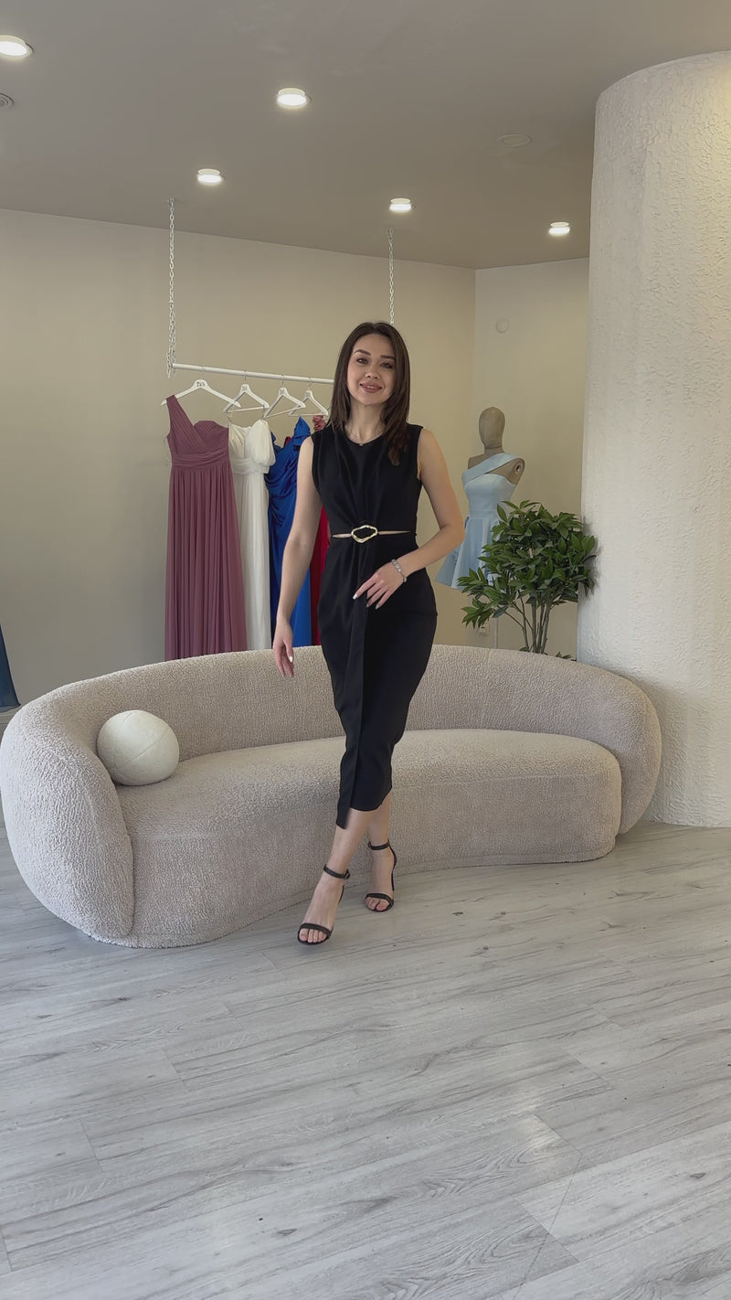 Kadın Siyah Bel Dekolteli Gold Aksesuarlı Yırtmaçlı Midi Boy Elbise