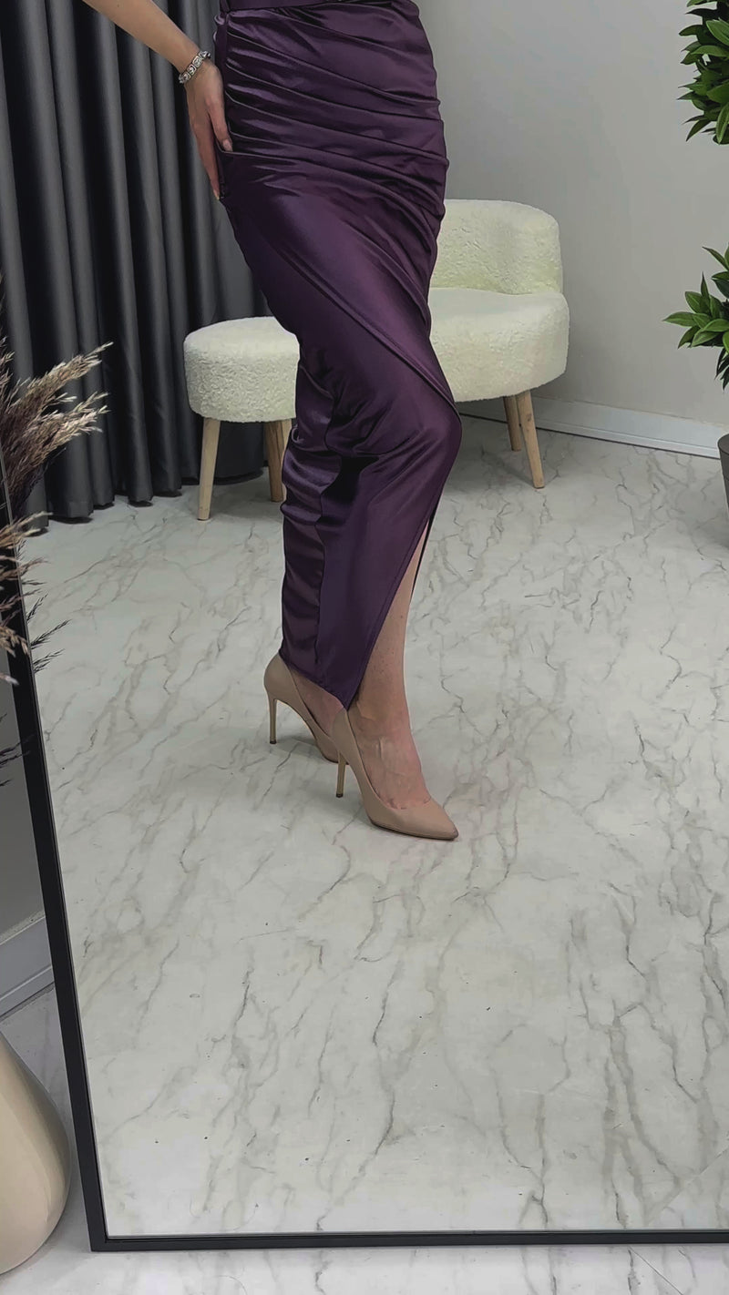 Mor Omuz Detay Drapeli Taş Kemerli Saten Abiye Elbise

