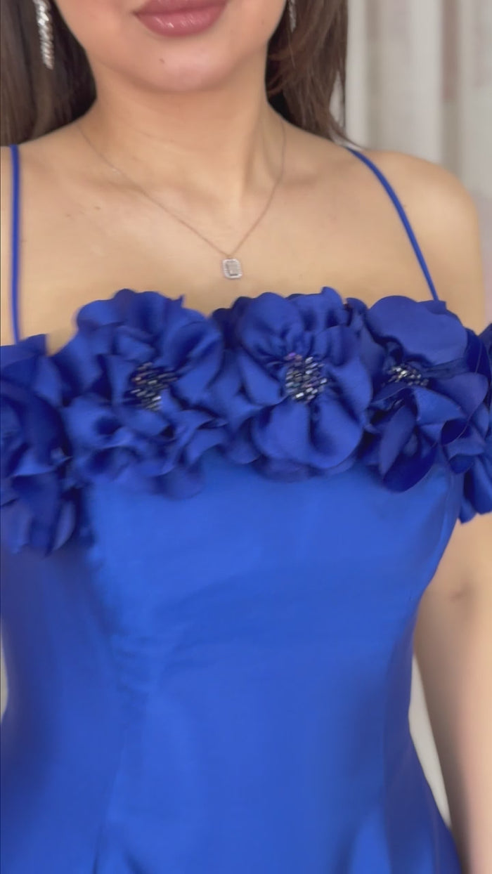 Kırmızı İnce Askılı Çiçek Detaylı Abiye Elbise