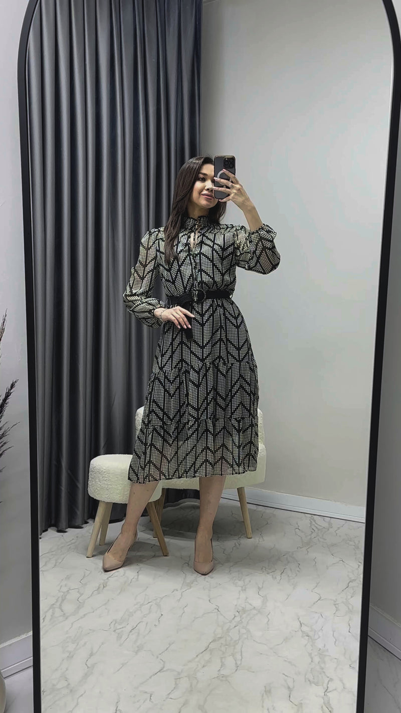 Siyah Puantiyeli Yaka Bağlamalı Kemerli Büyük Beden Şifon Elbise