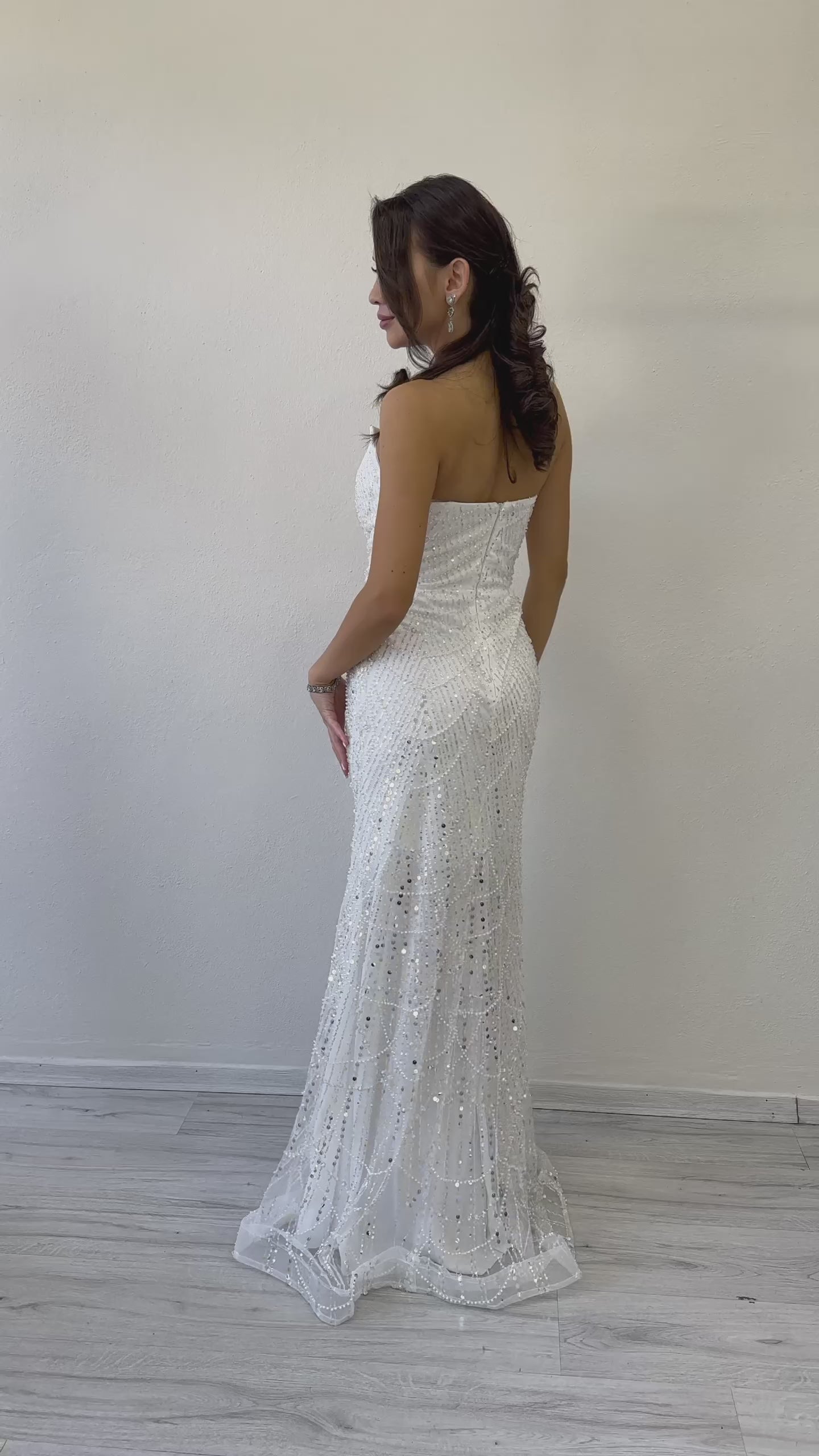 Kadın Beyaz Straplez Payet İşlemeli Uzun Abiye Elbise