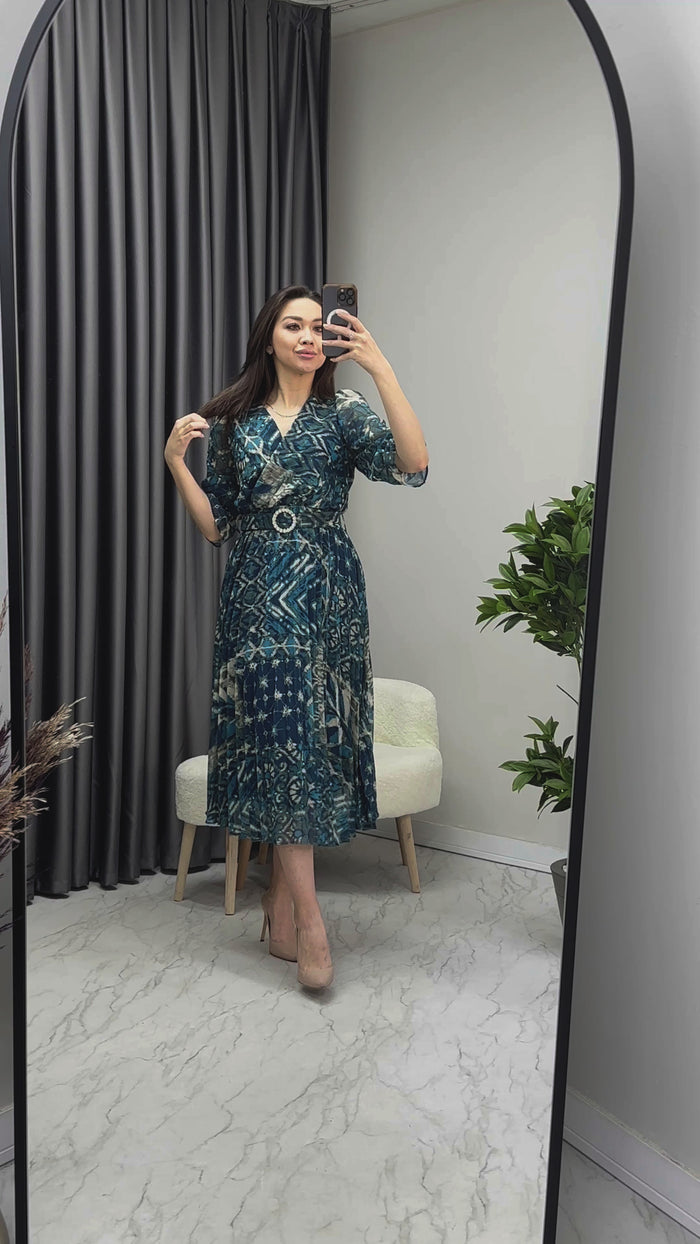 Mavi Desenli Pileli Kısa Kol Taş Kemerli Şifon Elbise