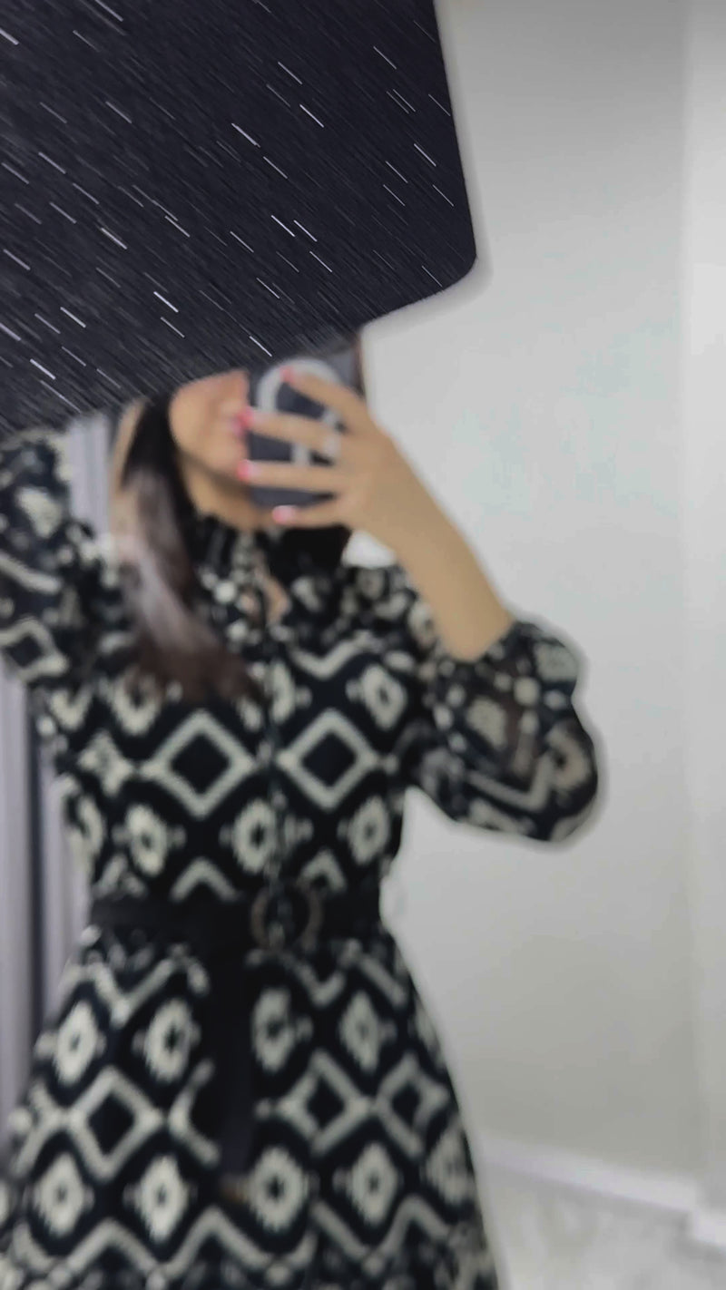 Siyah Etnik Desen Yaka Bağlamalı Kemerli Büyük Beden Şifon Elbise