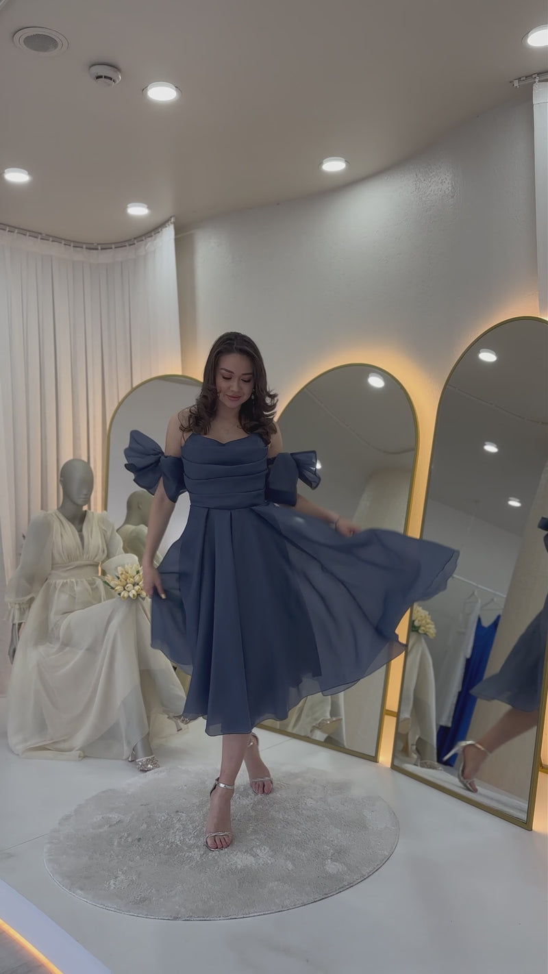  Drapeli Boyundan Bağlamalı Fiyonk Kol Detay Kısa Abiye Elbise