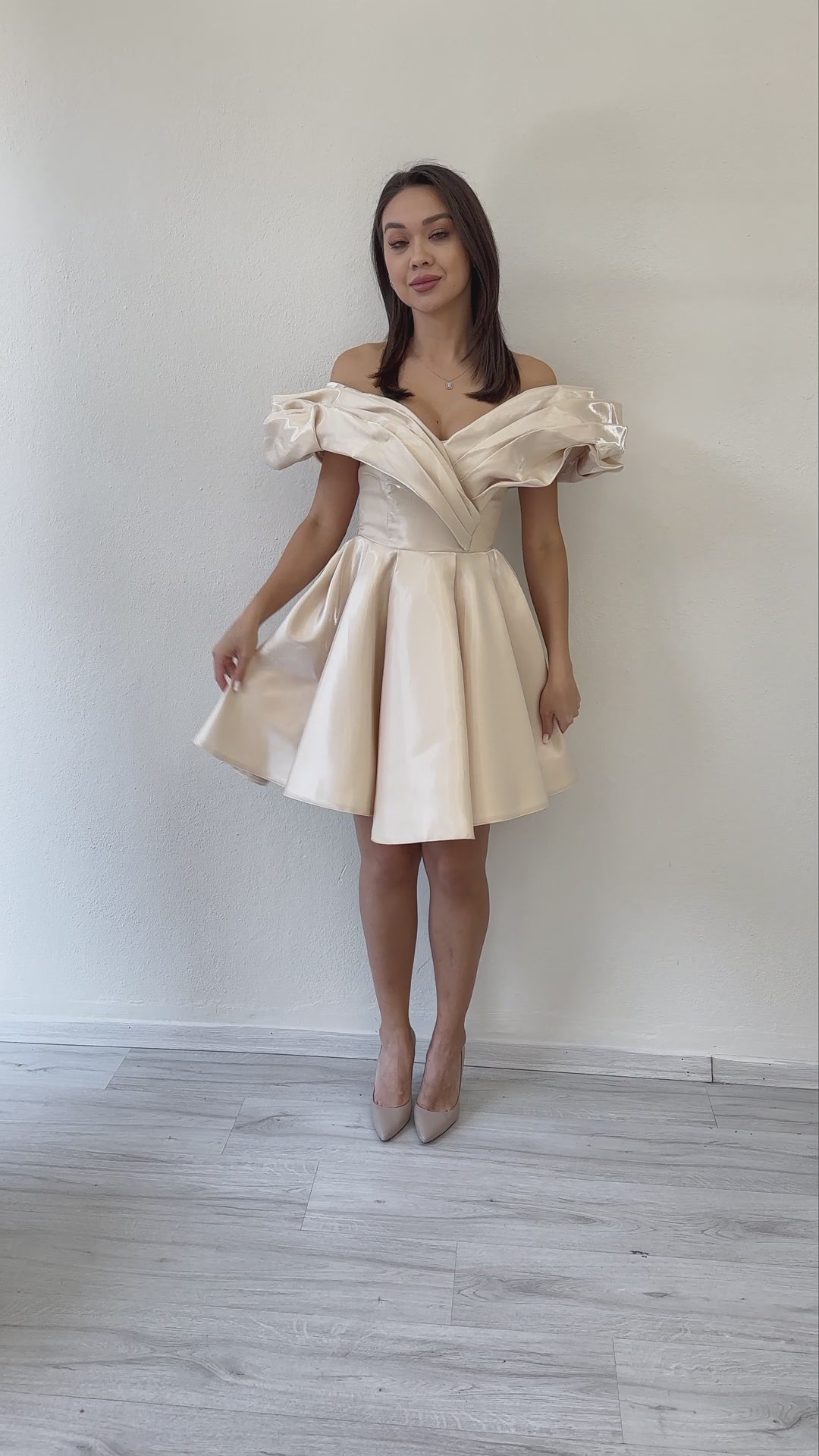 Omuz Detay Tasarım Mini Kloş