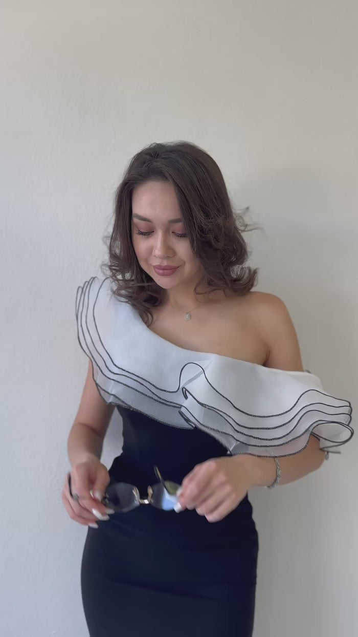 Siyah Tek Omuz Fırfır Şerit Detaylı Midi Boy Kalem Elbise