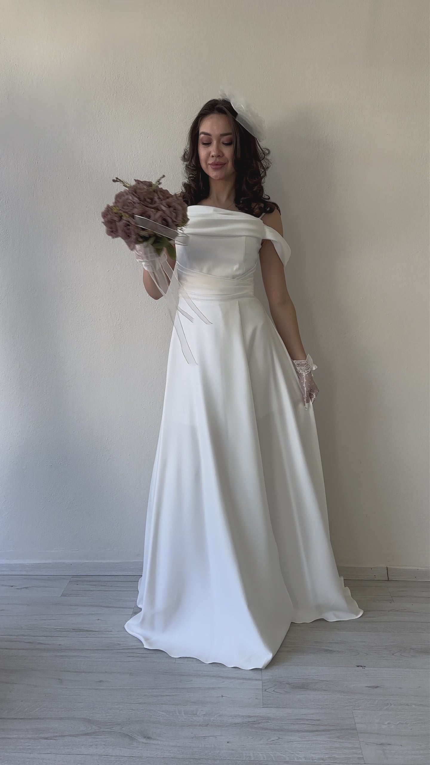 Beyaz Taş Askılı Düşük Omuz Saten Yırtmaçlı Abiye Elbise