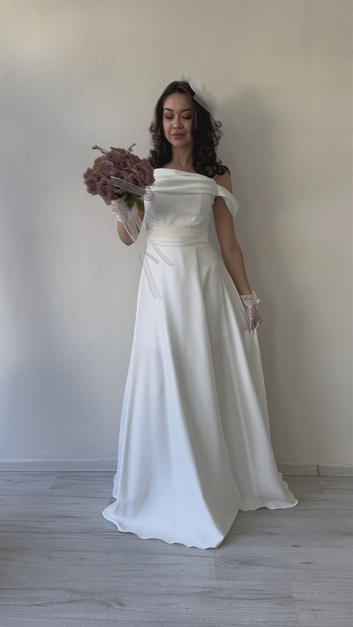 Beyaz Taş Askılı Düşük Omuz Saten Yırtmaçlı Abiye Elbise