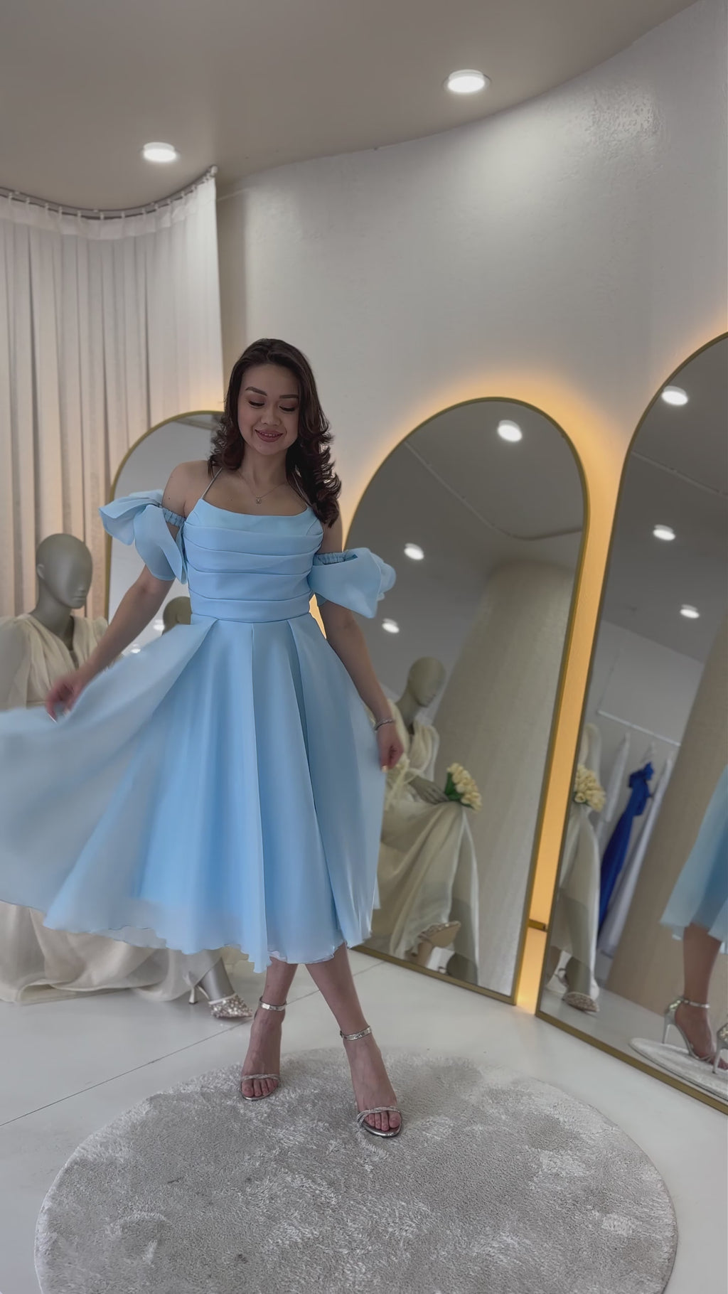  Drapeli Boyundan Bağlamalı Fiyonk Kol Detay Kısa Abiye Elbise