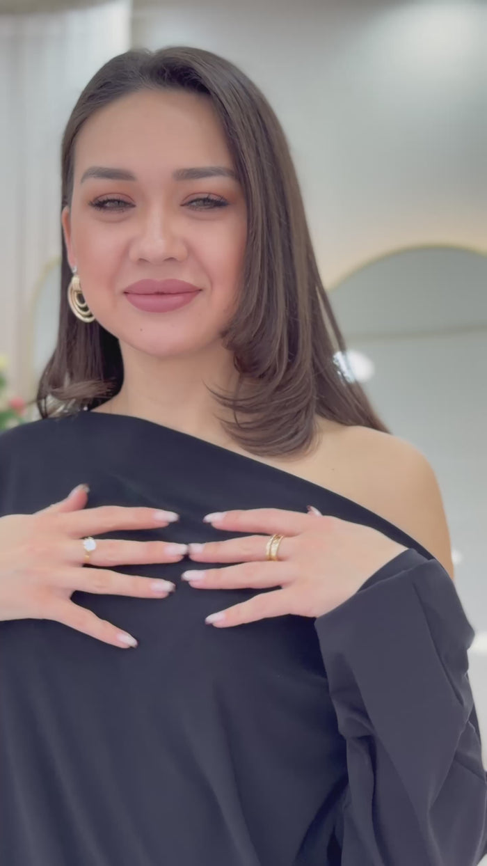 Siyah Yarasa Kol Gold Aksesuar Kayık Yaka Yırtmaçlı Midi Boy Elbise