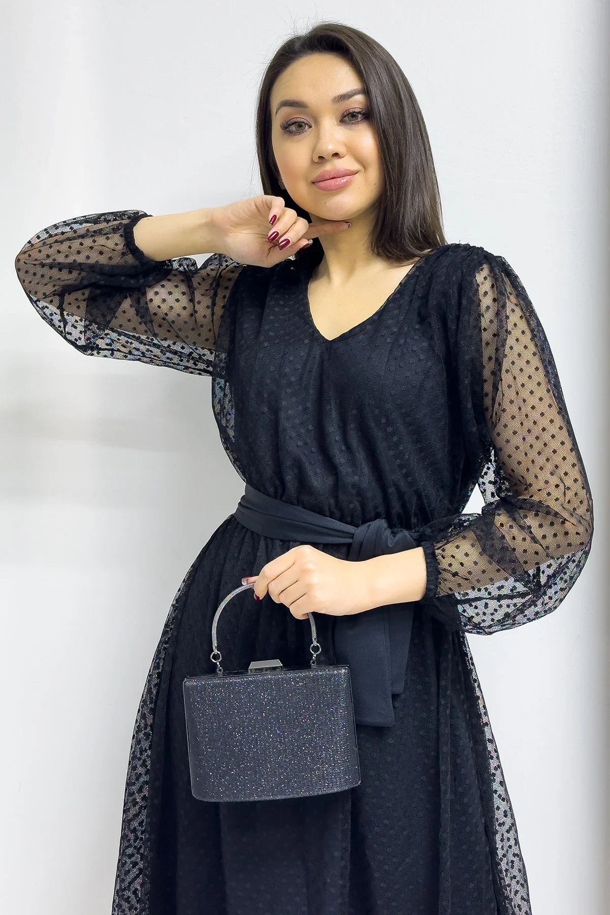 Siyah Puantiyeli Kuşaklı V Yaka Kloş Elbise

