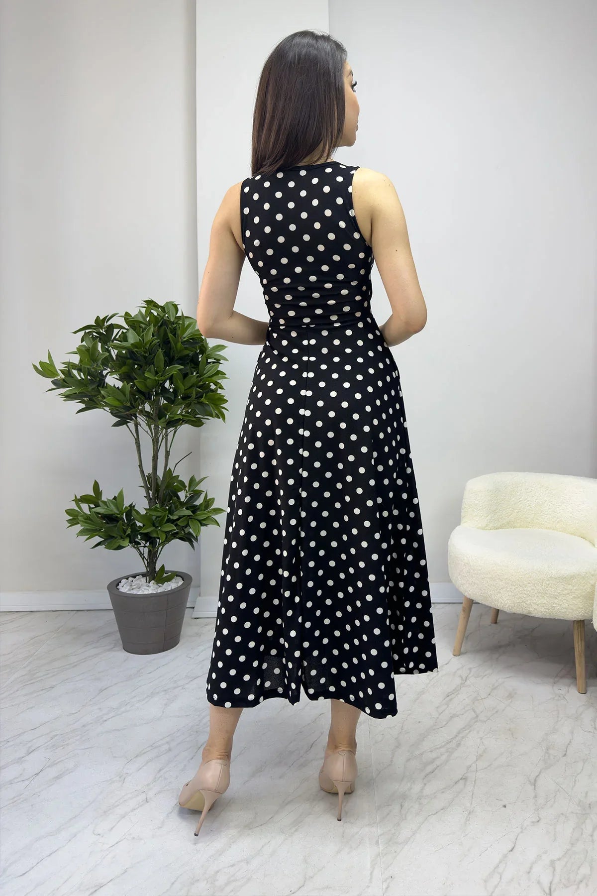 Siyah Puantiyeli Kolsuz Elbise