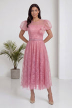 Pudra rengi The ZKS abiye elbise, balon kollu, çiçek aksesuarlı, parlak kumaş dokusu, midi boy