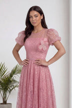 Pudra rengi The ZKS abiye elbise ön detay, çiçek broş ve dantel kumaş dokusu belirgin