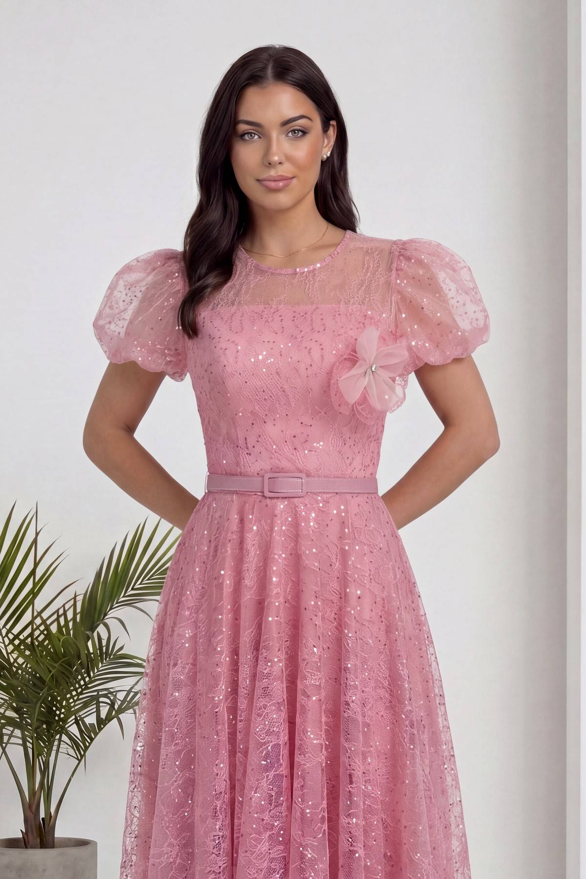 Pudra rengi The ZKS abiye elbise, önü dantel ve parlak detaylı, balon kollu, midi boy