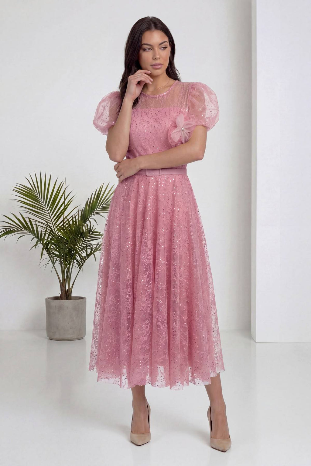 Pudra rengi The ZKS abiye elbise, pudra kuşaklı, balon kollu, çiçekli göğüs detayı