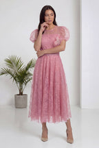 Pudra rengi The ZKS abiye elbise, pudra kuşaklı, balon kollu, çiçekli göğüs detayı