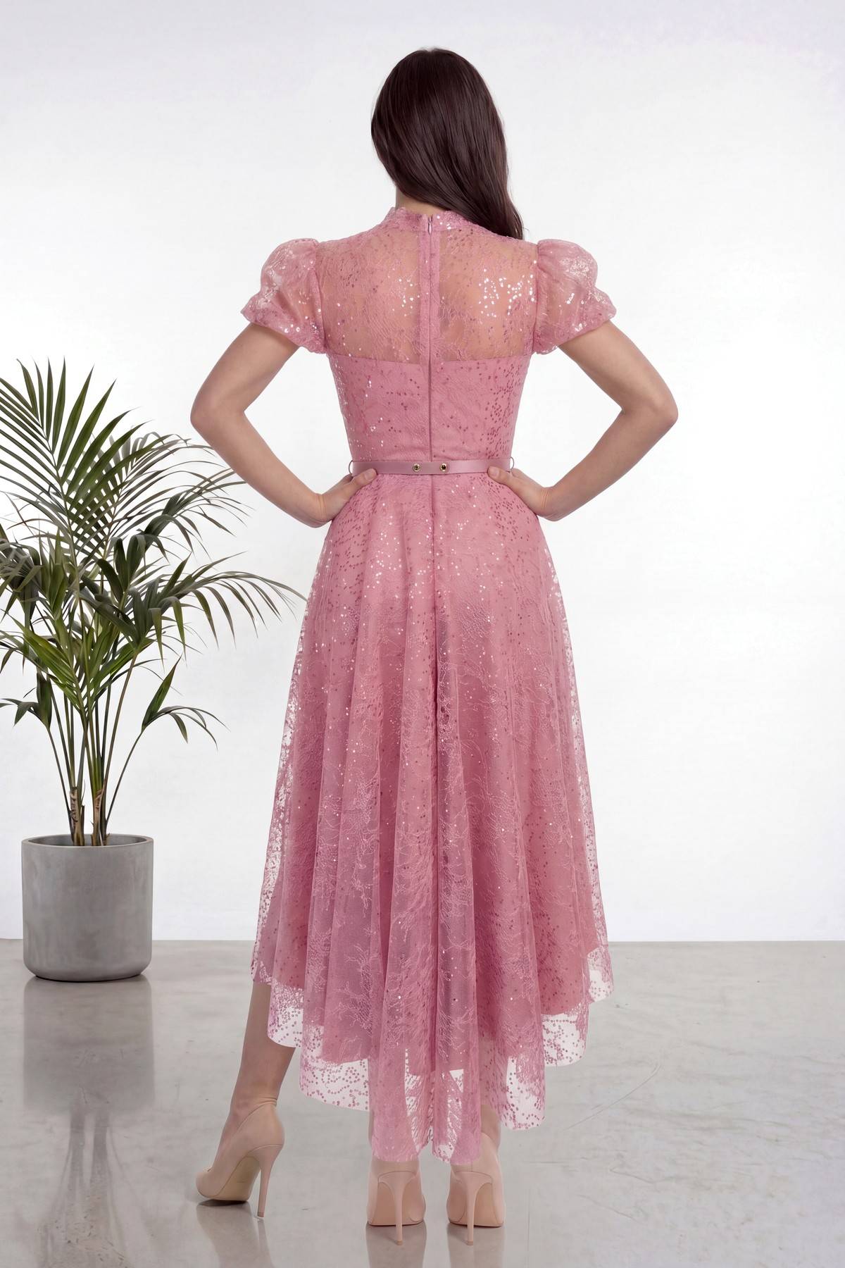 Pudra rengi The ZKS abiye elbise arka görünüm, yüksek yaka, balon kollu, fermuar detayı