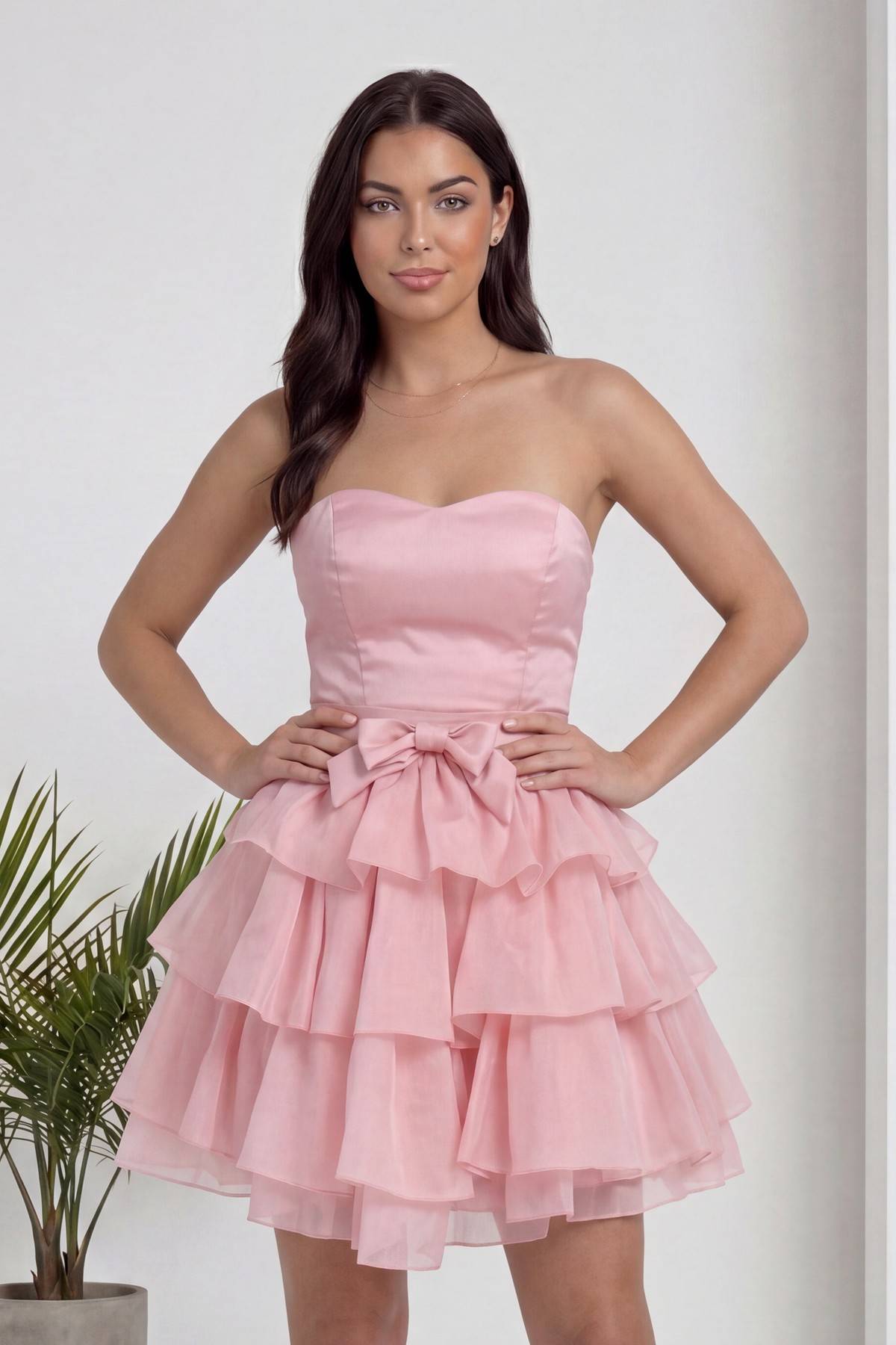 Pudra straplez elbise, fiyonk ve fırfır detaylı kısa etekli şık tasarım ön planda