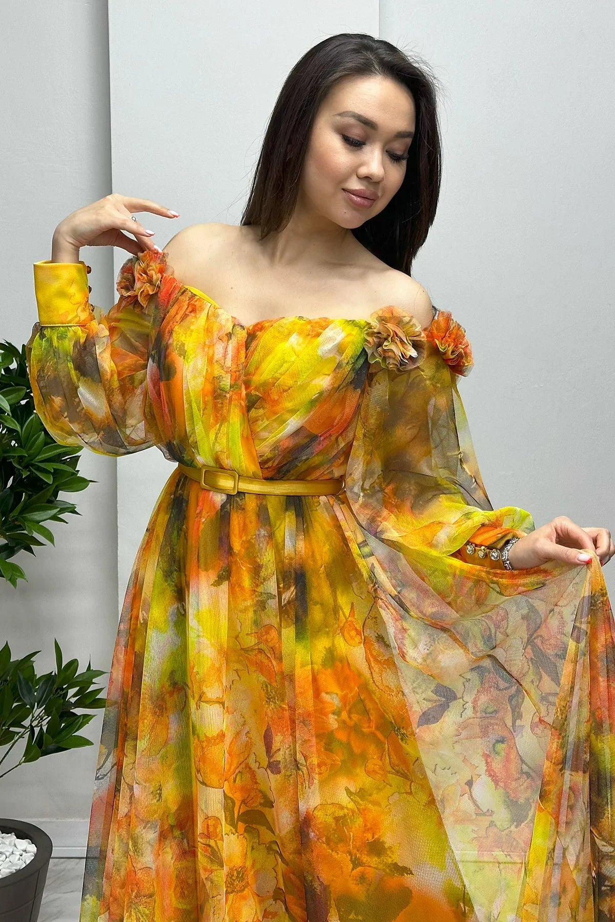 Sarı Düşük Omuz Kemerli Desenli Yırtmaçlı Abiye