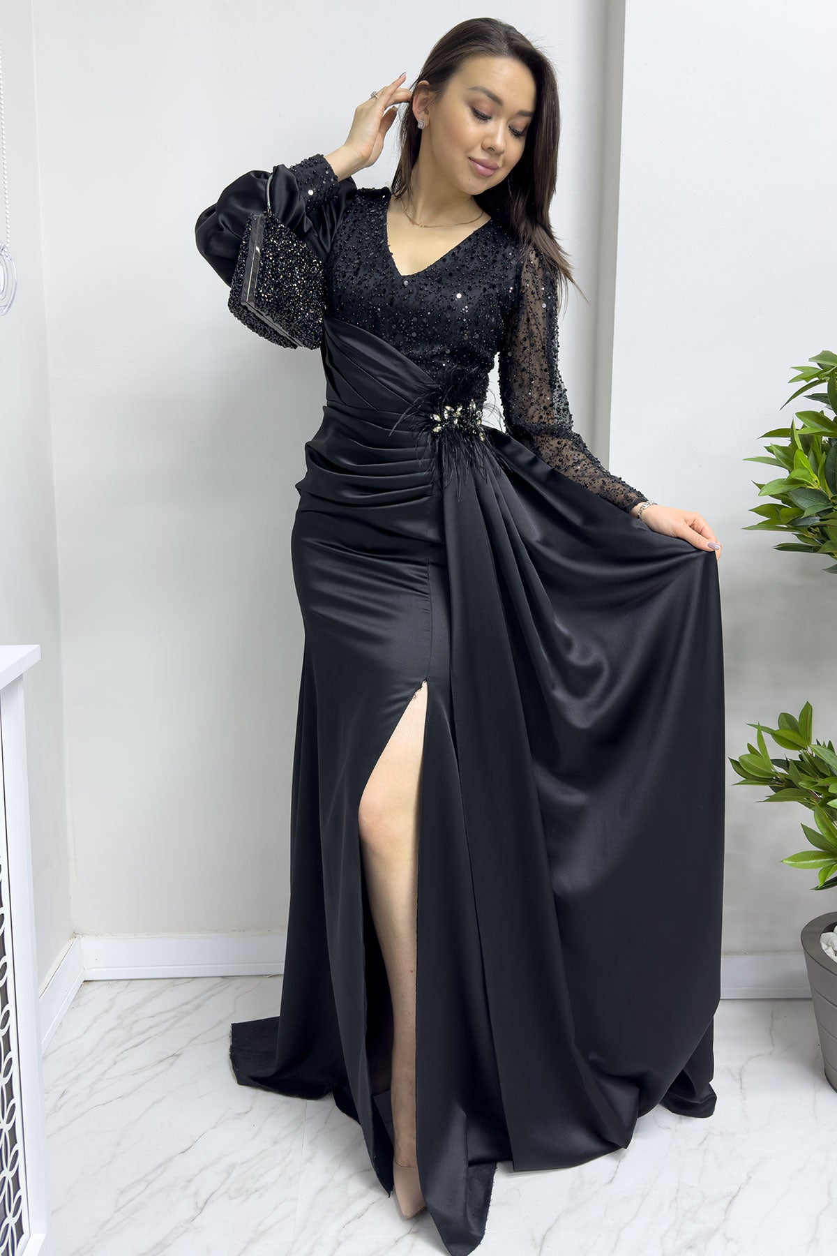 Siyah Saten Kuyruklu Taş Detay Tasarım Abiye