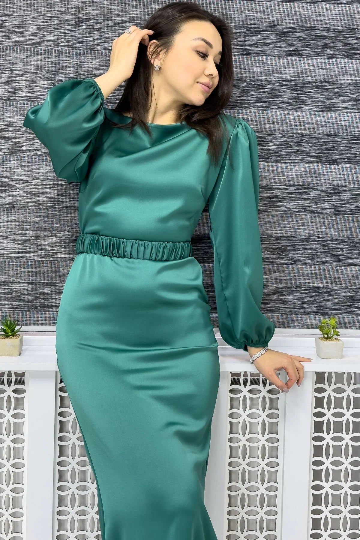 Zümrüt Yeşili Kemerli Balon Kol Midi Saten Büyük Beden Abiye Elbise


